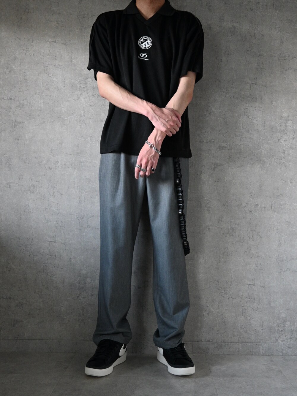 ブラック系のスニーカー、ブラック系のTシャツ/カットソー、ブラック系のパンツを着用したメンズの夏コーディネートの1枚目の写真