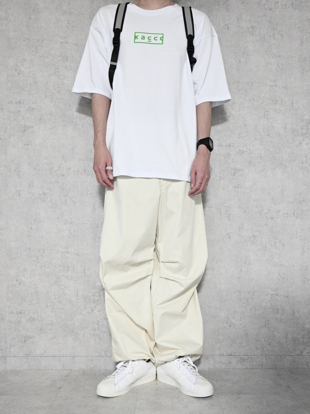 ホワイト系のTシャツ/カットソー、ホワイト系のカーゴパンツ、ホワイト系のスニーカーを着用したメンズの夏コーディネートの1枚目の写真