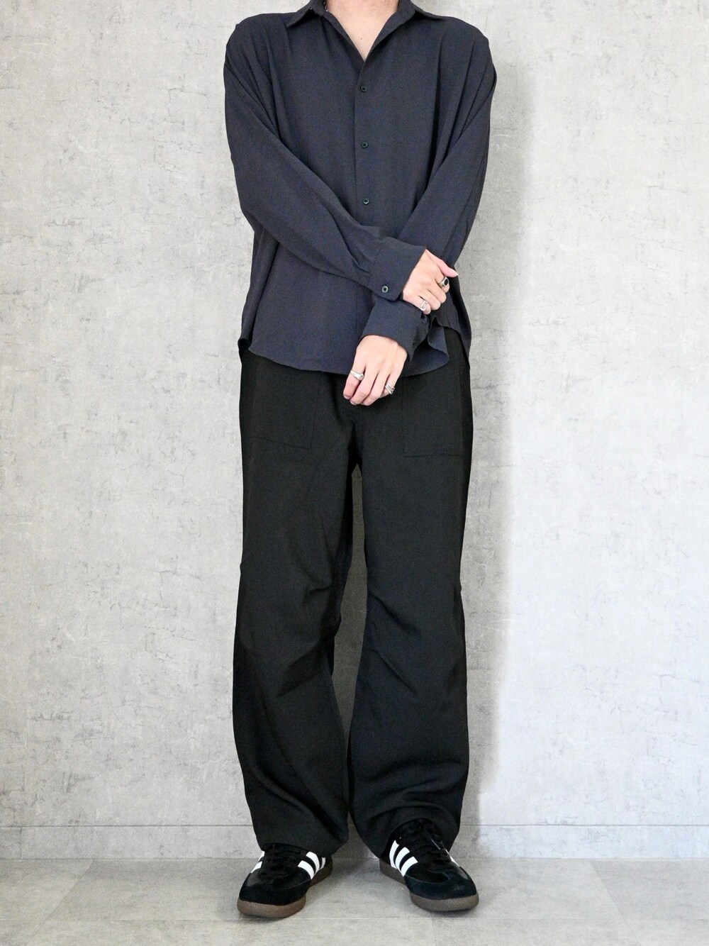 グレー系のシャツ/ブラウス、ブラック系のパンツ、ブラック系のスニーカーを着用したメンズの春コーディネートの1枚目の写真