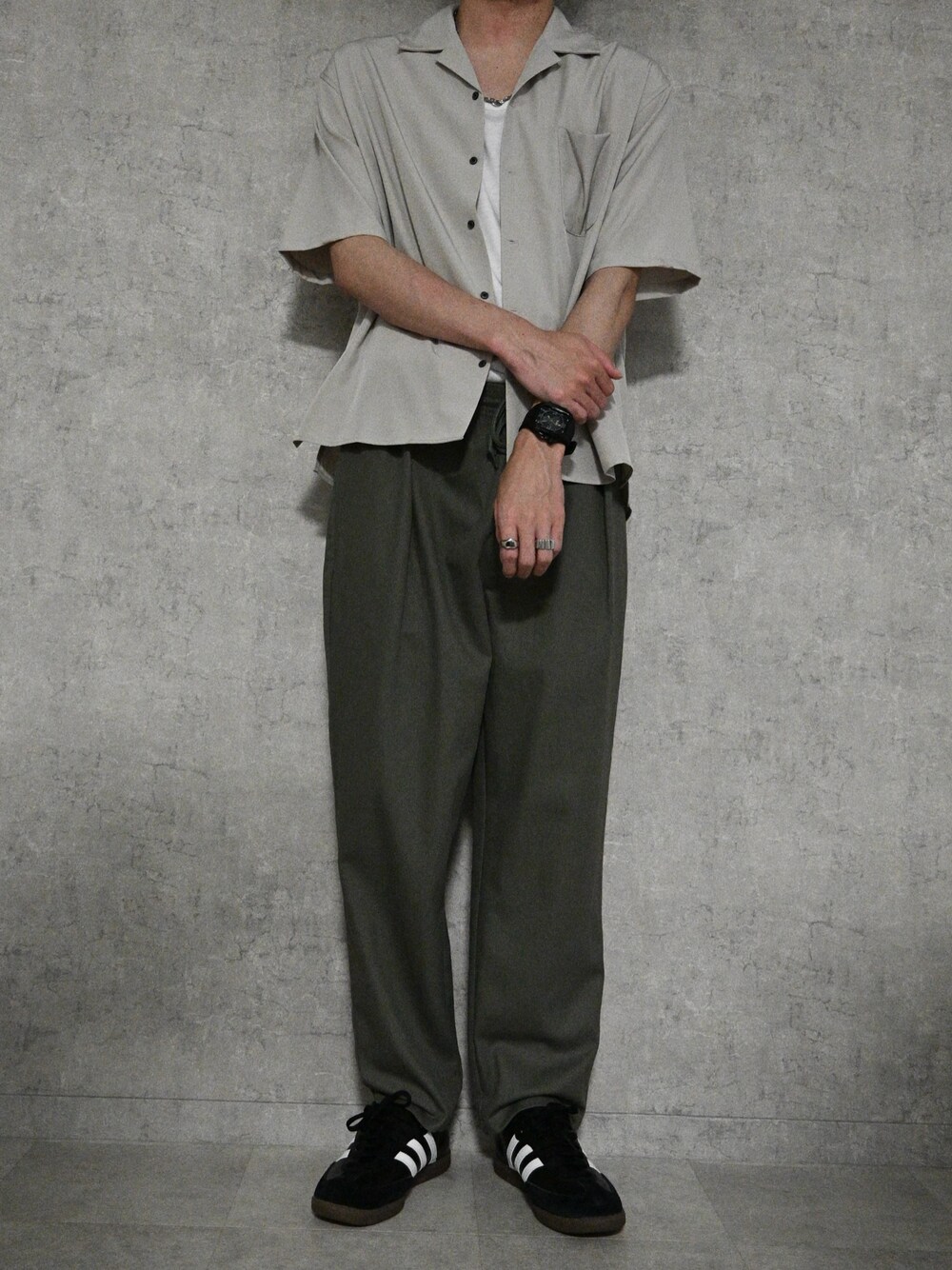 ベージュ系のシャツ/ブラウス、グリーン系のその他パンツ、ホワイト系のタンクトップを着用したメンズの春コーディネートの1枚目の写真