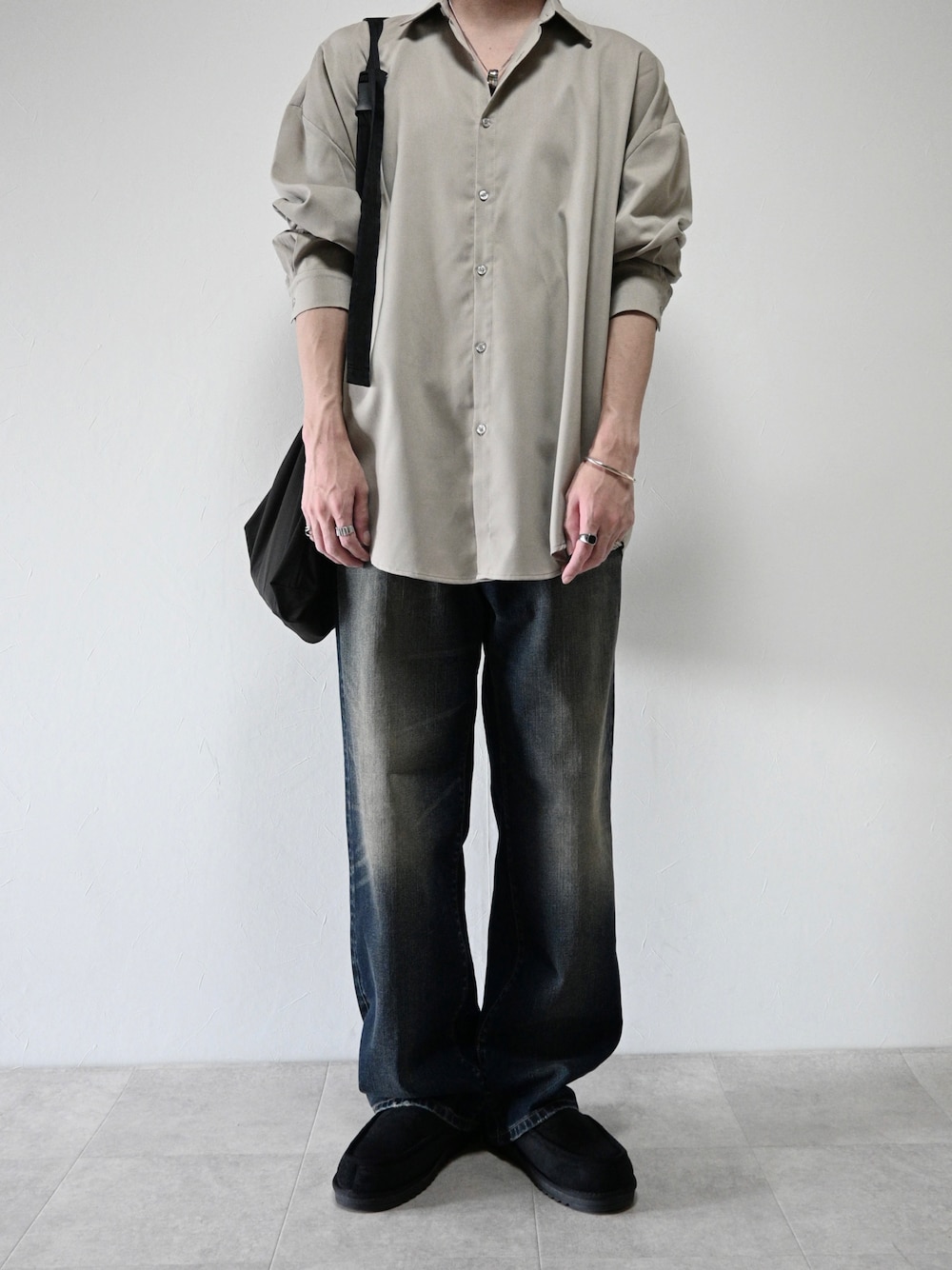 ベージュ系のシャツ/ブラウス、ブルー系のデニムパンツ、ブラック系のショルダーバッグを着用したメンズの秋コーディネートの1枚目の写真