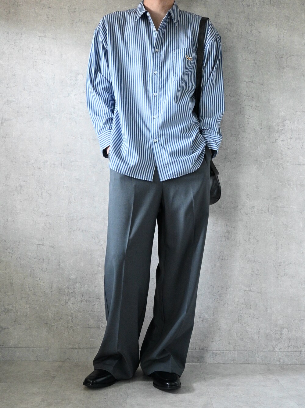 ブルー系のシャツ/ブラウス、グレー系のデニムパンツ、ブラック系のローファーを着用したメンズの秋コーディネートの1枚目の写真