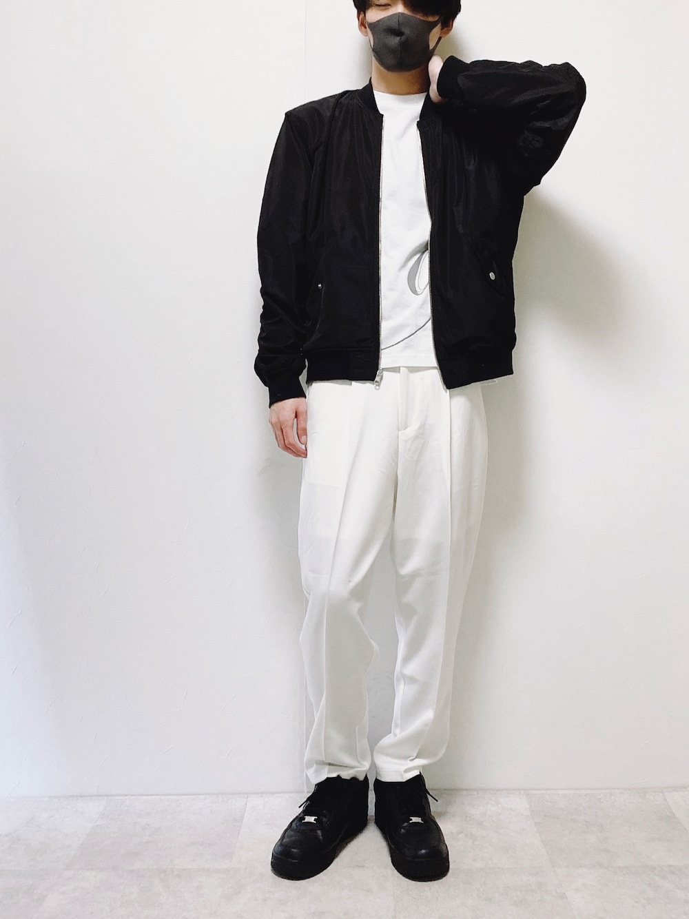 ホワイト系のスラックス、グリーン系のMA-1、ホワイト系のTシャツ/カットソーを着用したメンズの春コーディネートの1枚目の写真