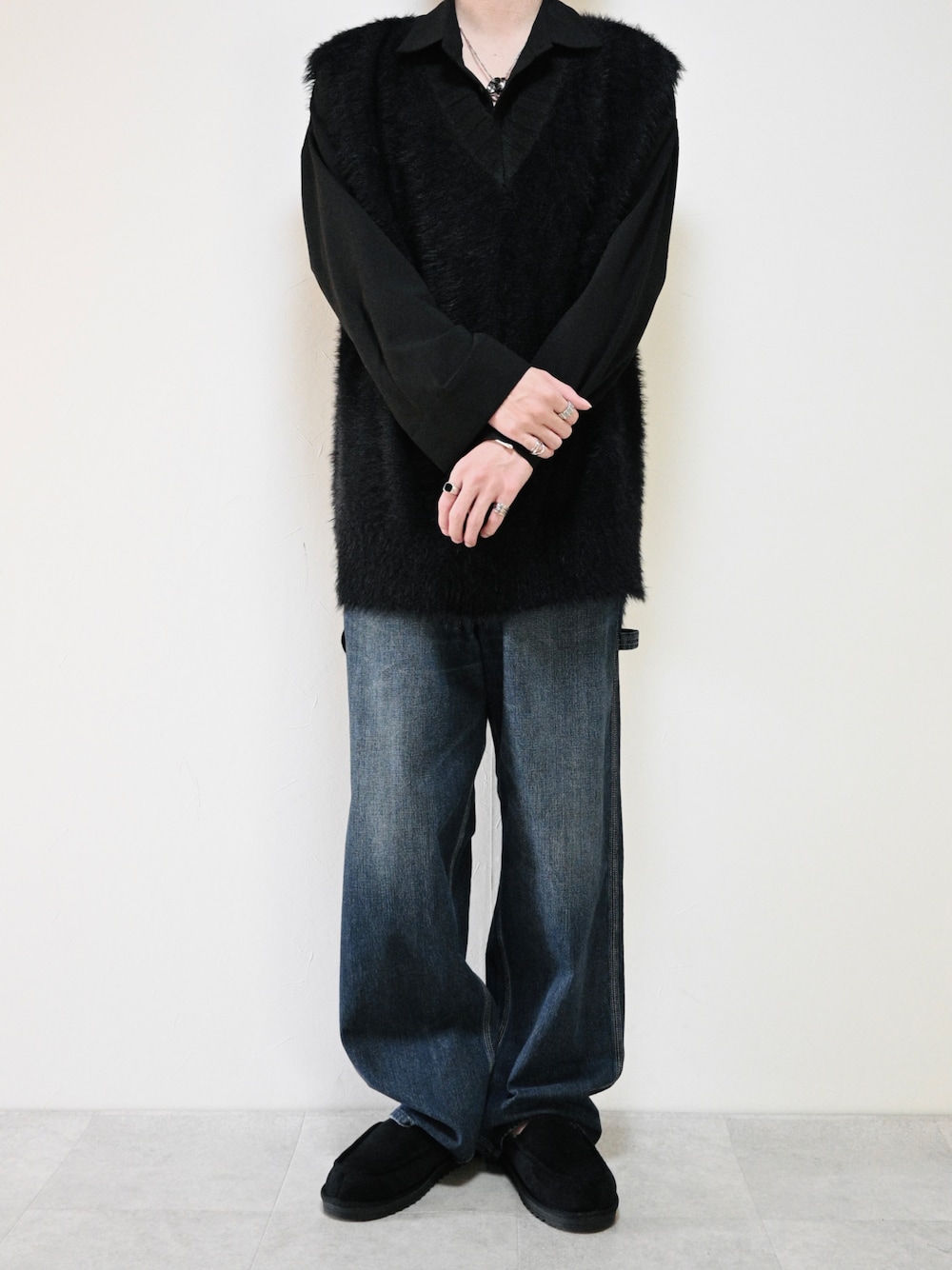 ブルー系のデニムパンツ、ブラック系のシャツ/ブラウス、ブラック系のベストを着用したメンズの秋コーディネートの1枚目の写真