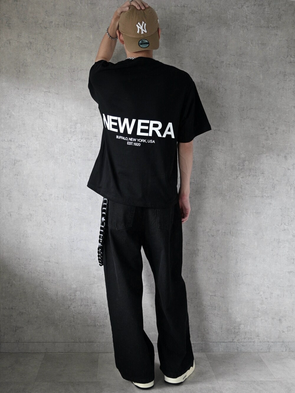 ブラック系のTシャツ/カットソー、ブラック系のTシャツ/カットソー、ベージュ系のキャップを着用したメンズの秋コーディネートの1枚目の写真
