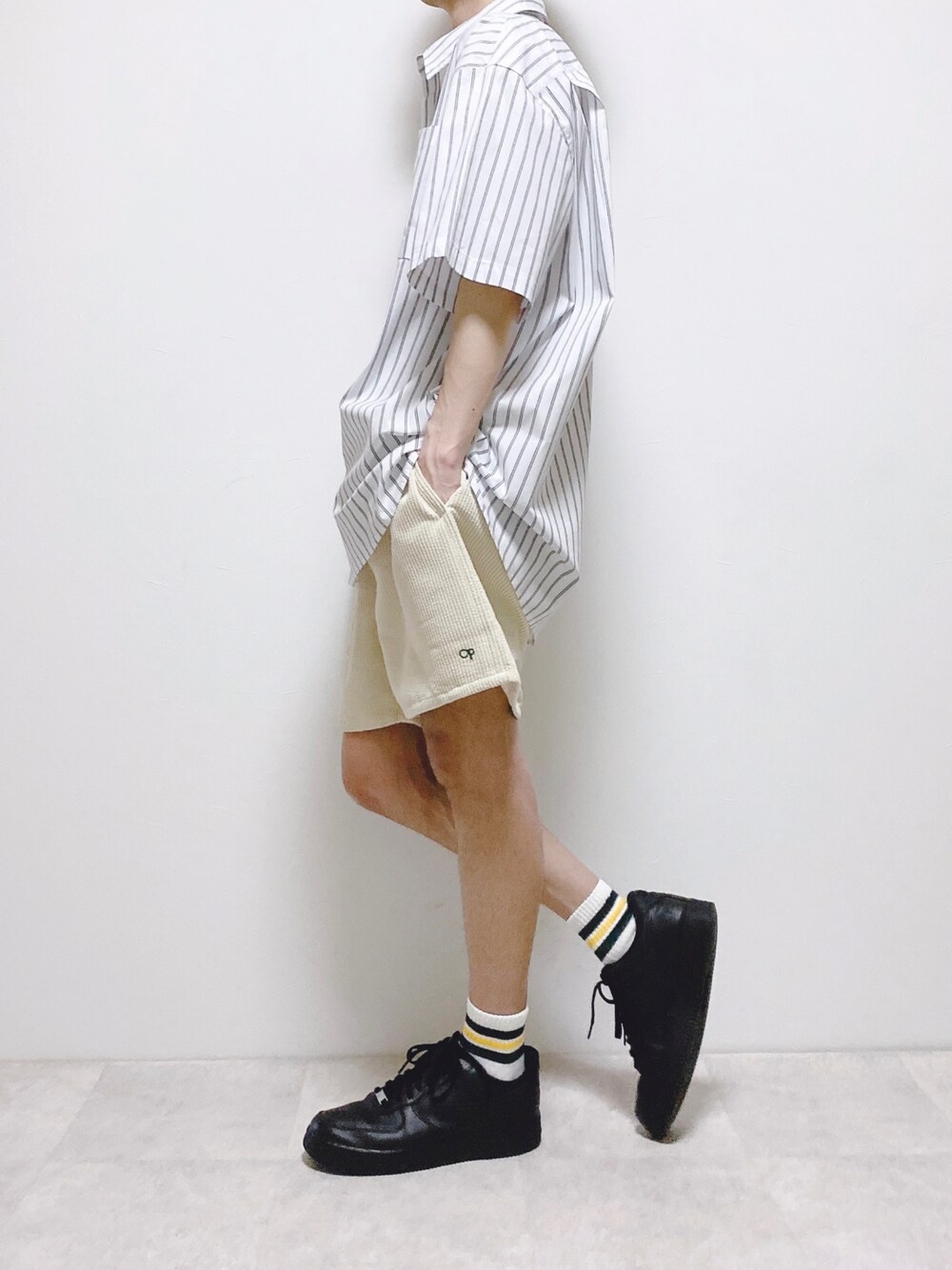 ホワイト系のシャツ/ブラウス、ホワイト系のその他パンツ、グリーン系のソックス/靴下を着用したメンズの夏コーディネートの1枚目の写真
