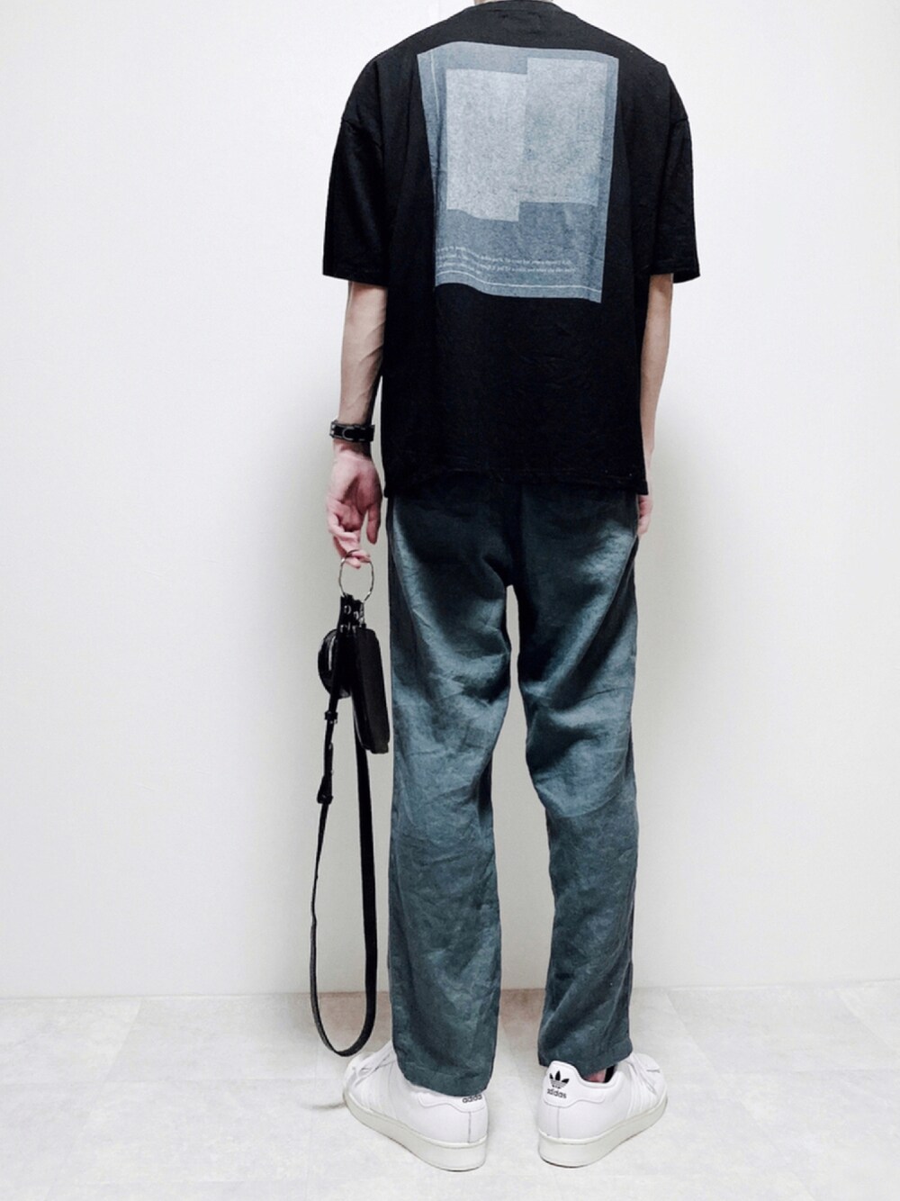 ブラック系のTシャツ/カットソー、ブルー系のその他パンツ、ブラック系のショルダーバッグを着用したメンズの夏コーディネートの1枚目の写真