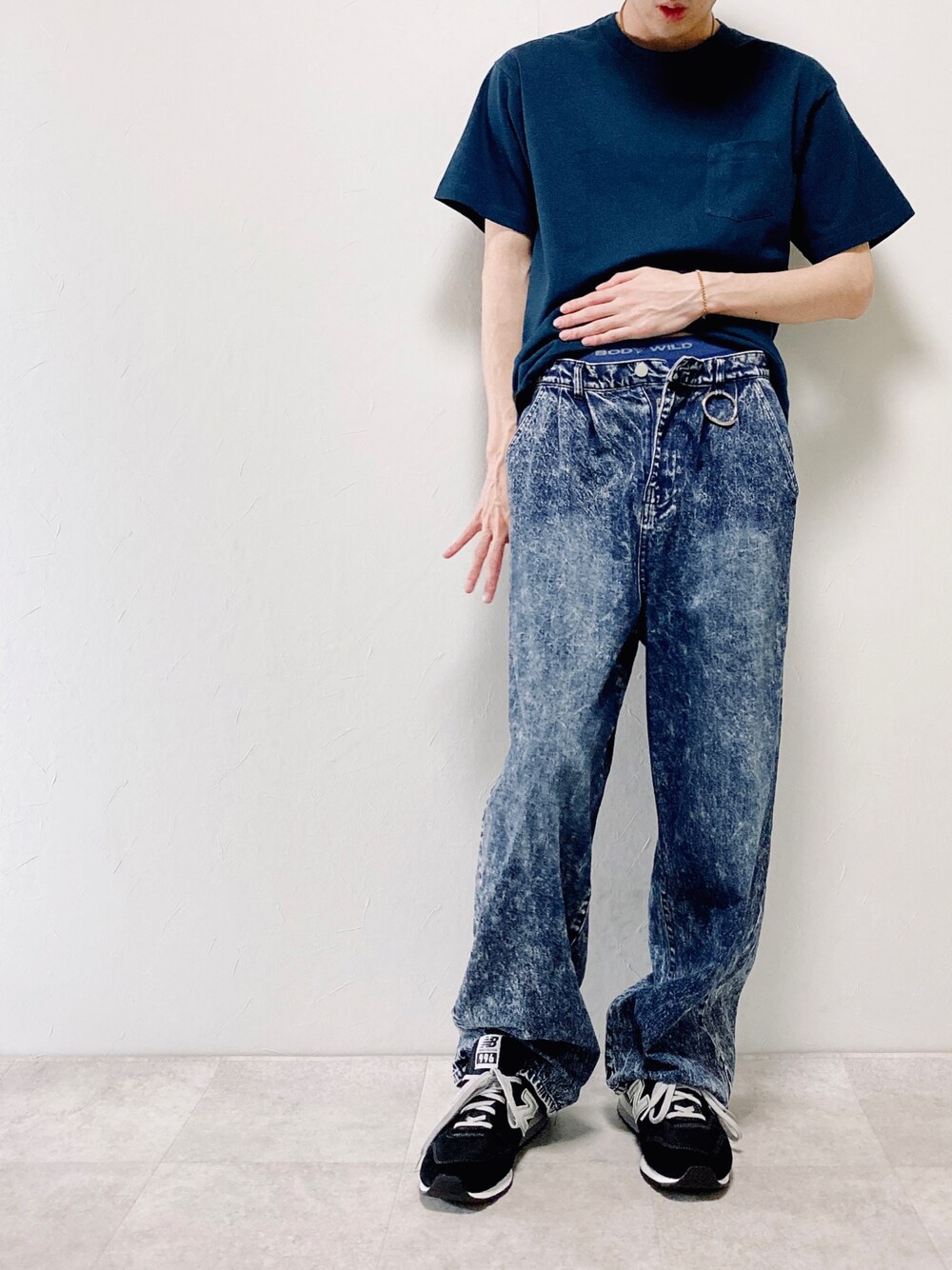 ブルー系のTシャツ/カットソー、ブルー系のデニムパンツ、ブラック系のスニーカーを着用したメンズの春コーディネートの1枚目の写真