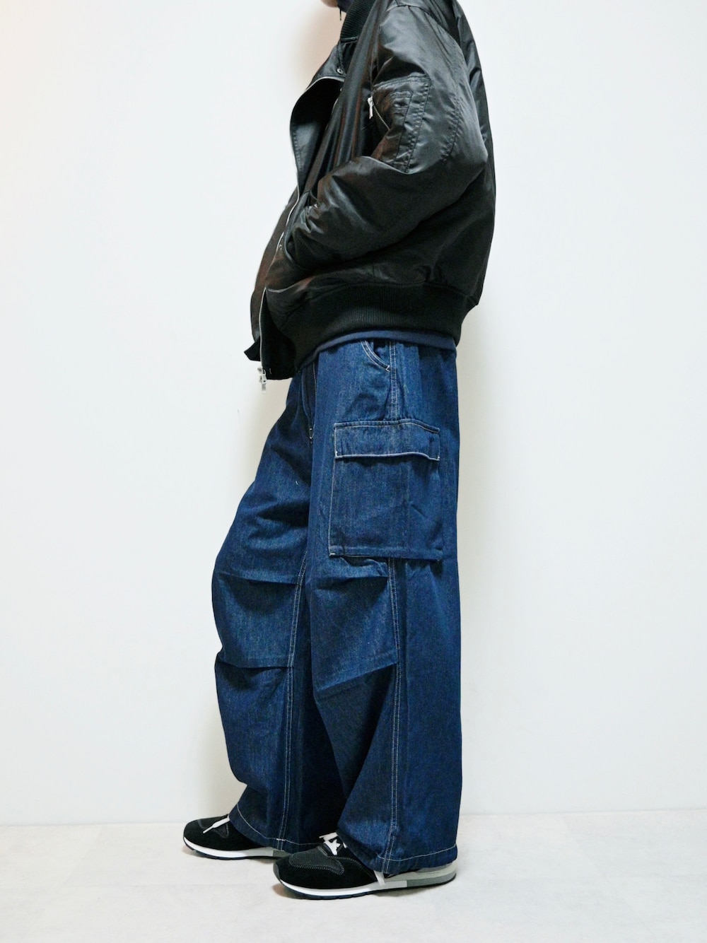 「シンプルコーデ、バルーンパンツ、カーゴパンツ、PR」｜「EDWINのWEB限定【ユニセックス】EDWIN STEPMARK バルーンカーゴパンツ（デニムパンツ、ブルー系）」を使った、ちょびさん（メンズ・184cm）の冬コーディネートの1枚目の写真