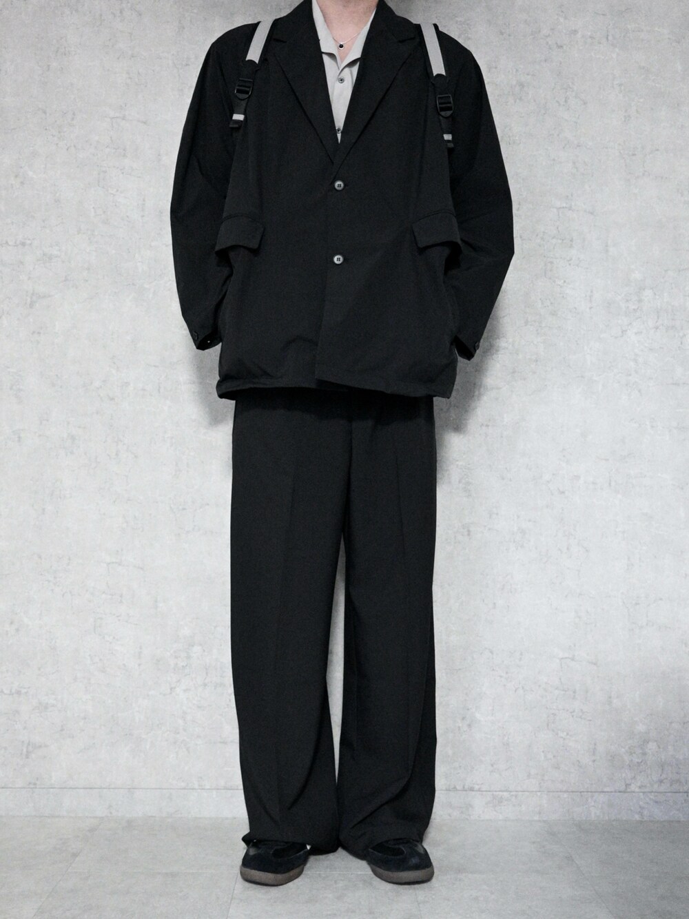 ブラック系のデニムパンツ、ベージュ系のシャツ/ブラウス、ブラック系のジャケット/アウターを着用したメンズの秋コーディネートの1枚目の写真