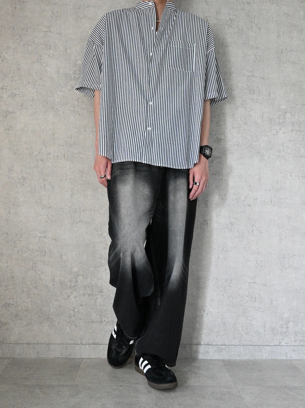 ブラック系のシャツ/ブラウス、ブラック系のデニムパンツ、ブラック系のスニーカーを着用したメンズの夏コーディネートの1枚目の写真