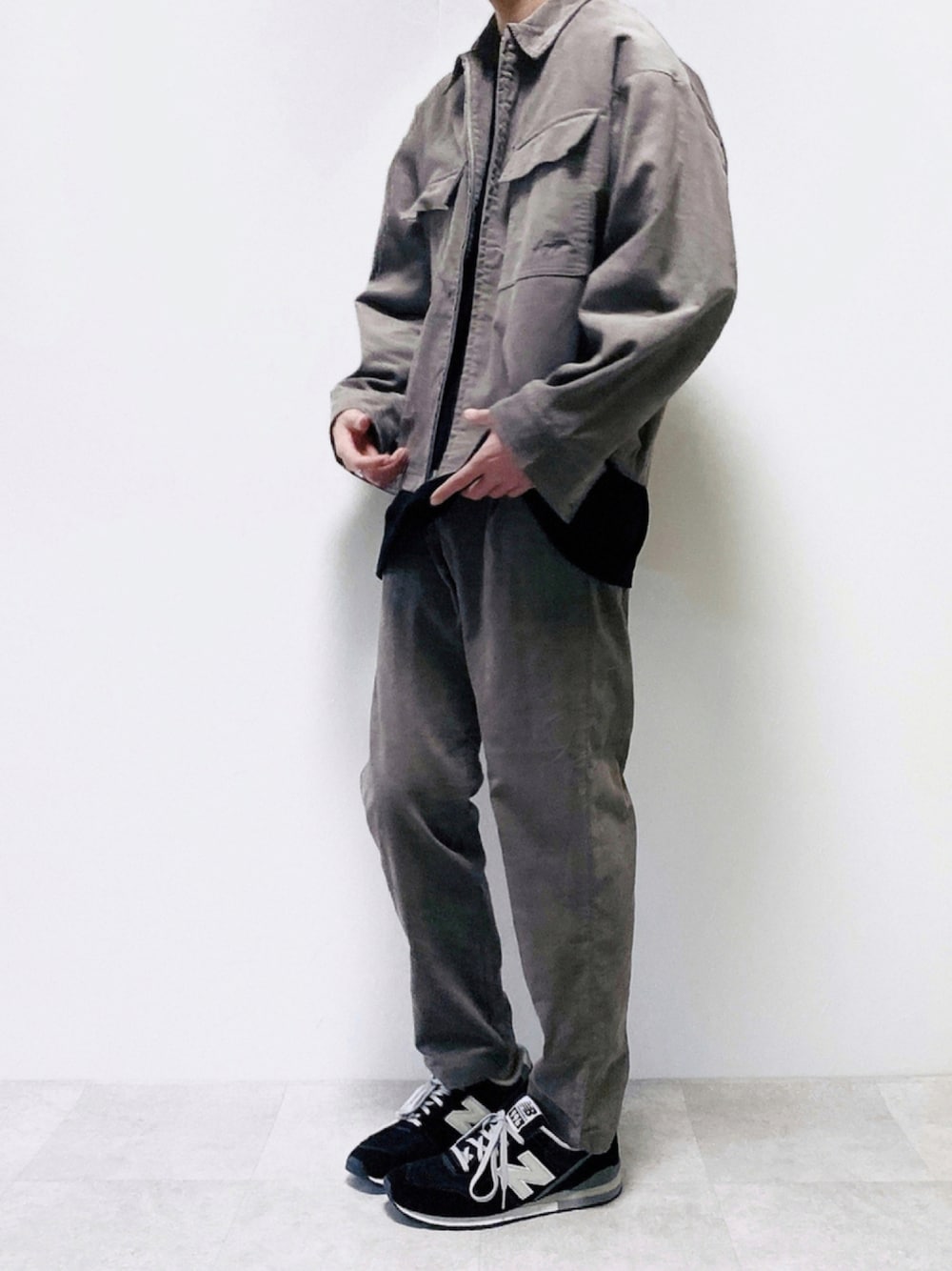 ベージュ系のセットアップ、ブラック系のTシャツ/カットソー、ブラック系のスニーカーを着用したメンズの秋コーディネートの1枚目の写真