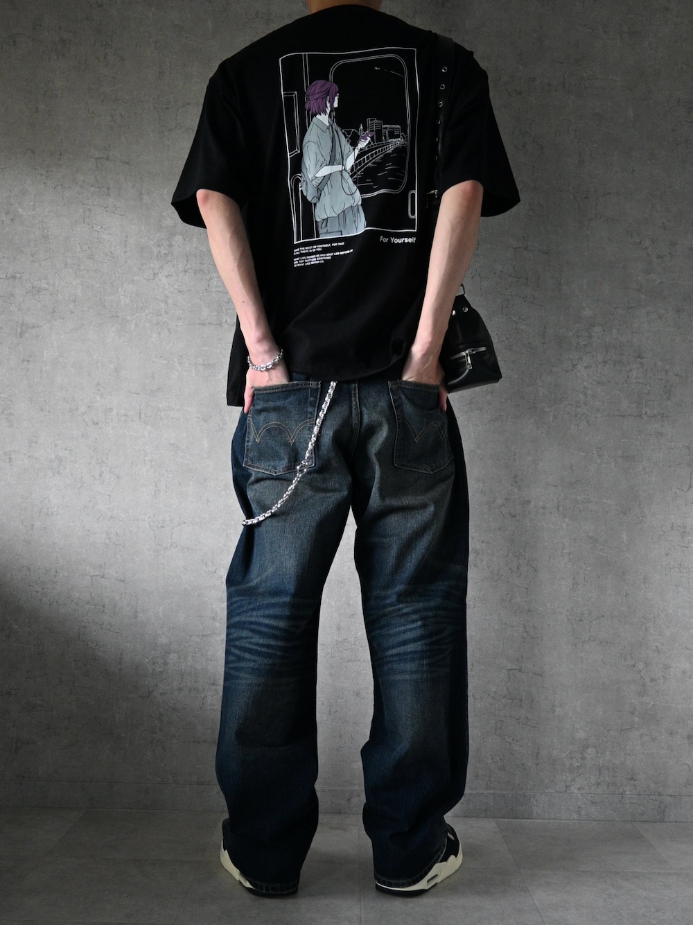 ブラック系のTシャツ/カットソー、ブラック系のショルダーバッグ、ブラック系のスニーカーを着用したメンズの春コーディネートの1枚目の写真