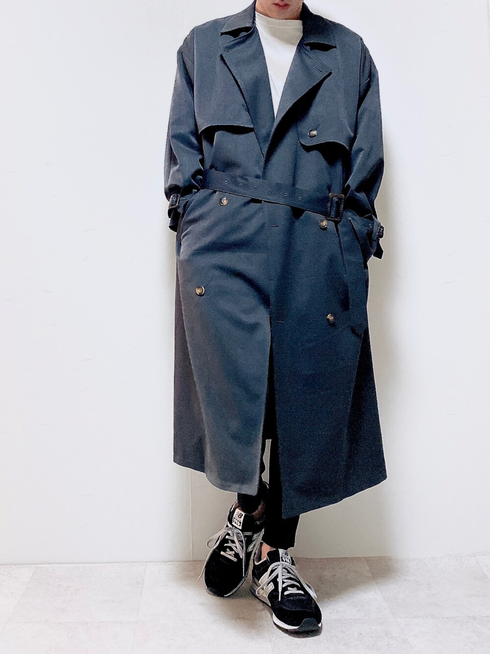「ロングコート、だから秋服が好き」｜「EMMA CLOTHESのTRストレッチ オーバーサイズ ヨークトレンチコート/オーバーコート EMMA CLOTHES 2021AW（トレンチコート、グレー系）」を使った、ちょびさん（メンズ・184cm）の秋コーディネートの1枚目の写真