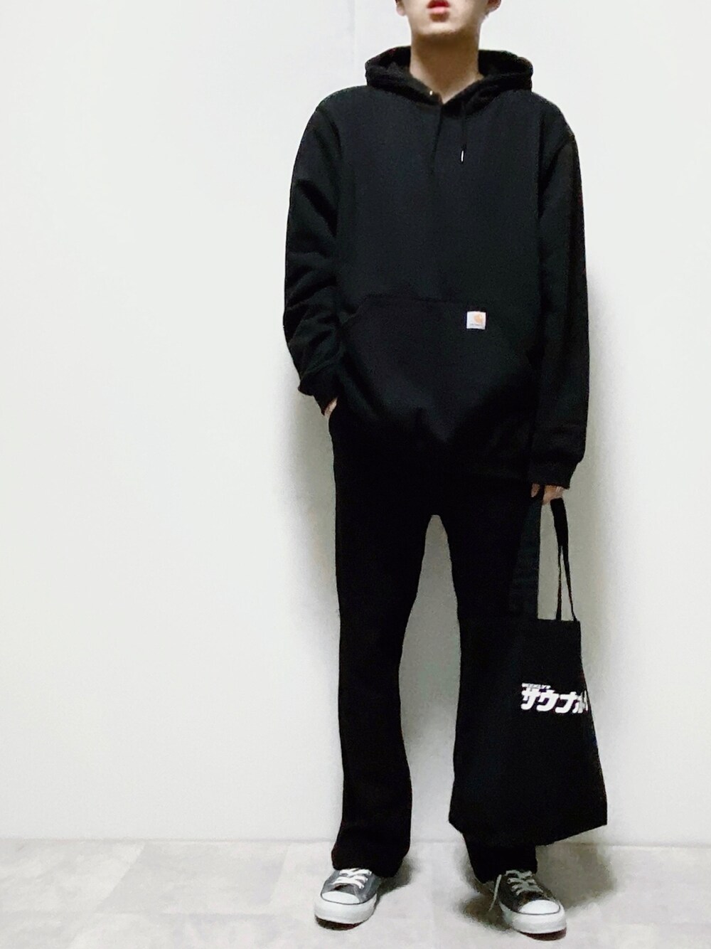 「パーカー、carhartt、コンバース」｜「Carharttの【22】Carhartt/カーハート　ミッドウェイトプルオーバーパーカー（パーカー、ブラック系）」を使った、ちょびさん（メンズ・184cm）の冬コーディネートの1枚目の写真