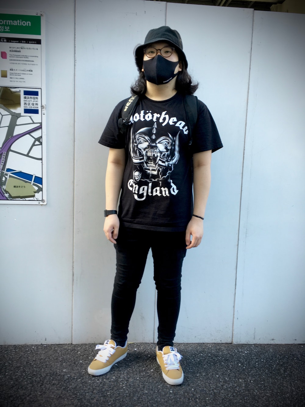 「DC SHOES、バンドT、ロックT、バケットハット、メガネ男子、オトナカジュアル、スキニーデニム、黒スキニー、長髪男子、ロン毛、ベージュスニーカー」｜「Motörheadのアイテム（Tシャツ/カットソー、ブラック系）」を使った、ホンダネーション さん（メンズ・171cm）の秋コーディネートの1枚目の写真