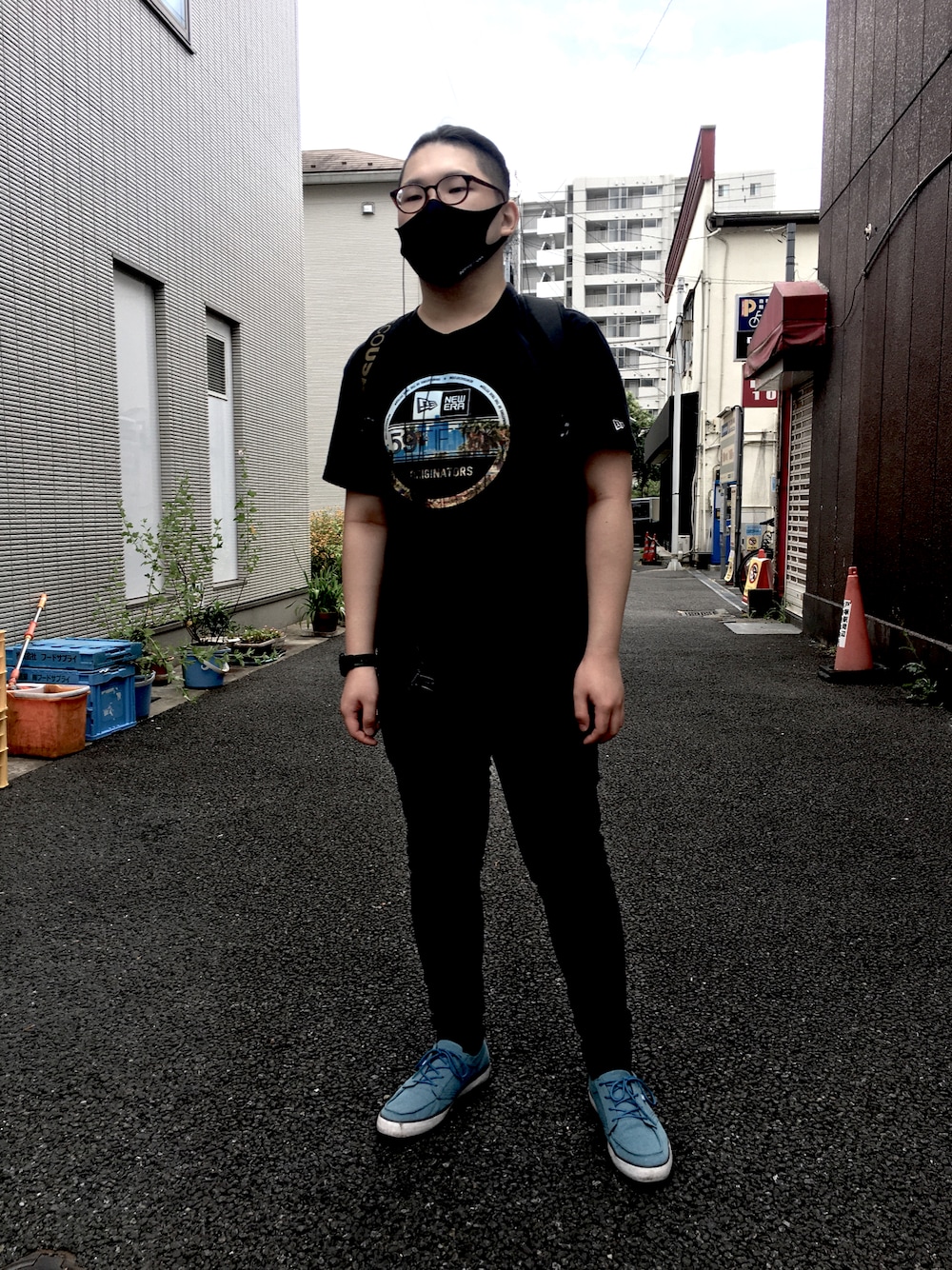 「DC SHOES、NEW ERA、マンバン、メガネ男子、スキニーデニム、夏コーデ、暑い、青スニーカー、リュックスタイル」｜「NEW ERAのアイテム（Tシャツ/カットソー、ブラック系）」を使った、ホンダネーション さん（メンズ・171cm）の秋コーディネートの1枚目の写真