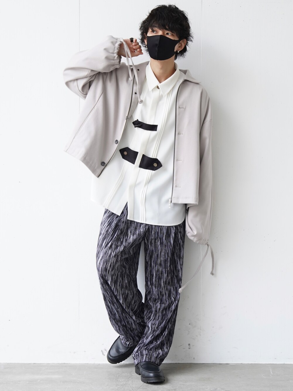 「CASPER JOHN、秋のコーデ、ローファー、プチプラ、きれいめカジュアル、モノトーン、ゆるコーデ、レイヤードスタイル、ブルゾン、シャツスタイル」｜「CASPER JOHNのWide Arm Tuck Blouson/ワイドアームタックブルゾン（ブルゾン、ベージュ系）」を使った、hideaki さん（メンズ・175cm）の秋コーディネートの1枚目の写真