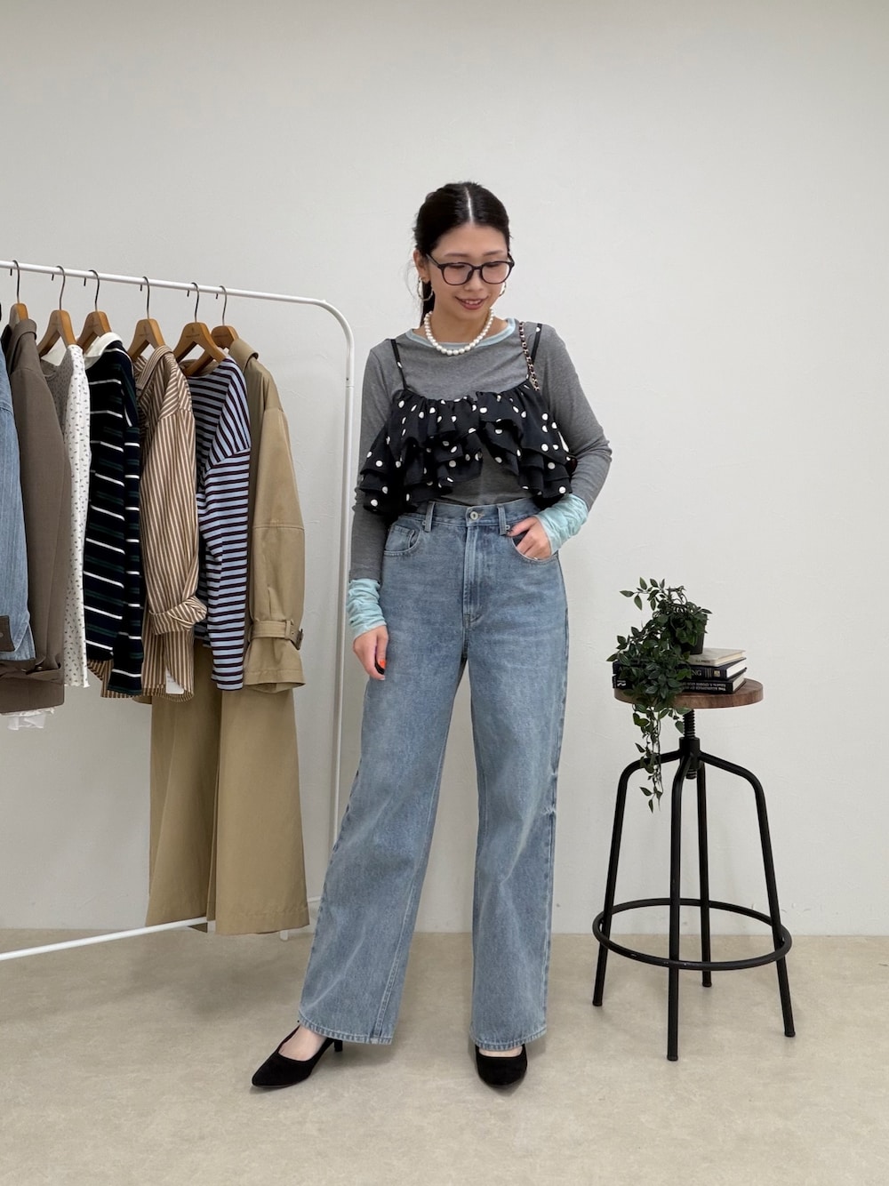 グレー系のTシャツ/カットソーを着用したレディースの夏コーディネートの1枚目の写真