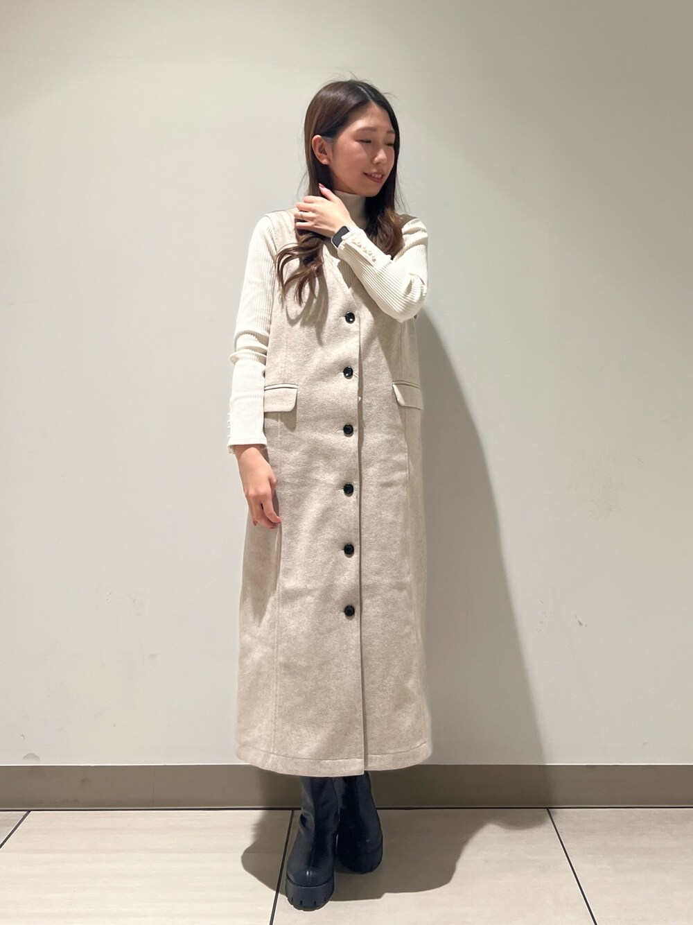 ホワイト系のTシャツ/カットソー、ホワイト系のジャンパースカートを着用したレディースの冬コーディネートの1枚目の写真