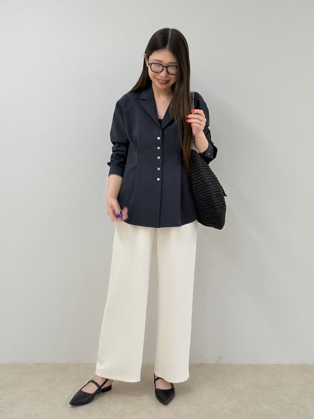 ブルー系のシャツ/ブラウス、ホワイト系のその他パンツ、ブラック系のトートバッグを着用したレディースの春コーディネートの1枚目の写真