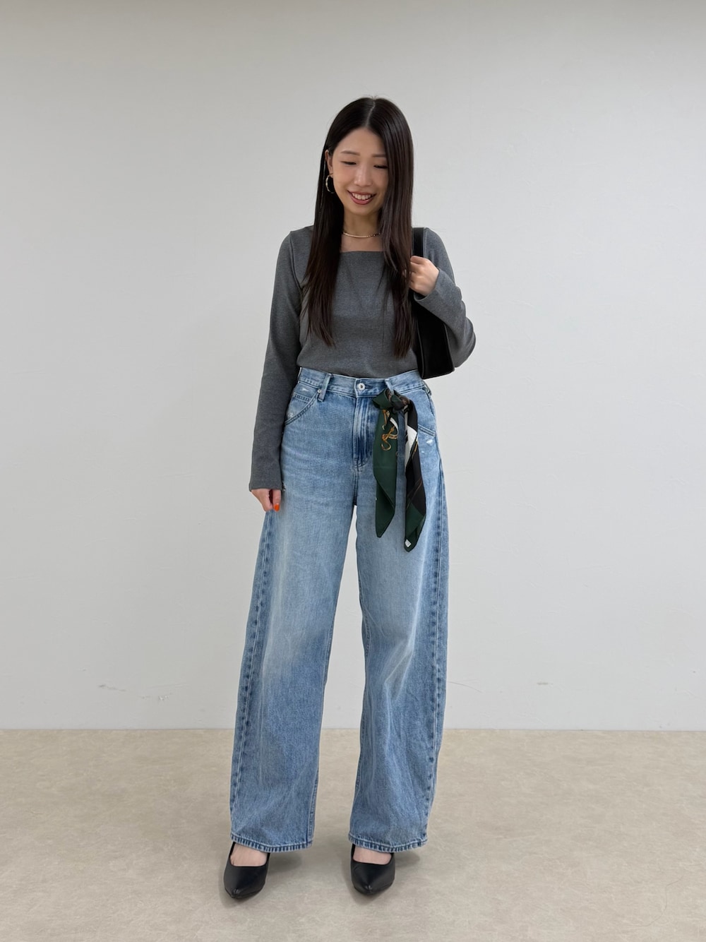 グレー系のTシャツ/カットソー、グリーン系のバンダナ/スカーフを着用したレディースの秋コーディネートの1枚目の写真