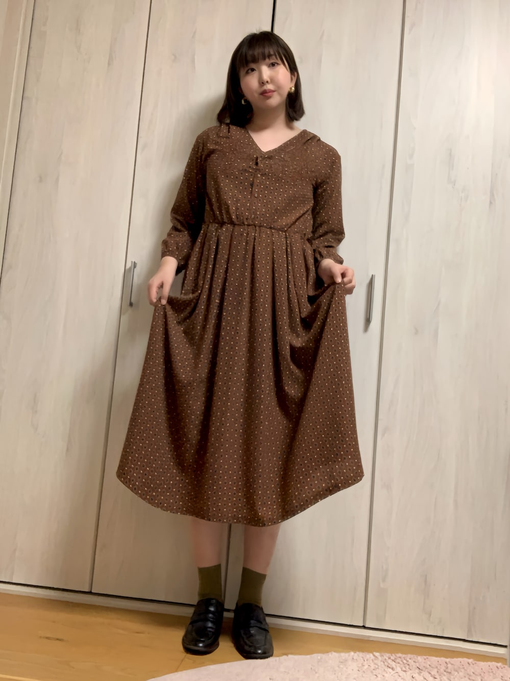 「春先取り、今日のコーデ、きれいめコーデ、お出かけコーデ、ワンピースコーデ、レトロ、古着MIX、靴下×ローファー、高身長女子」｜「Latticeの【LesSignes】シンプルメタルピアス（ピアス（両耳用）、ゴールド系）」を使った、mmooさん（レディース・166cm）の春コーディネートの1枚目の写真