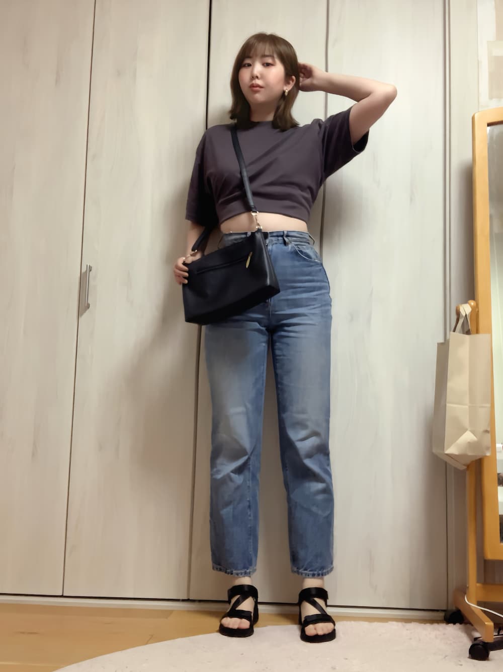 「春夏コーデ、Tシャツ、クロップドトップス、シンプル、ゆるシルエット、グレー、デニムパンツ、ジーンズ、スクエアバッグ、ショルダーバッグ、スポーツサンダル、高身長女子」｜「Latticeの【LesSignes】シンプルメタルピアス（ピアス（両耳用）、ゴールド系）」を使った、mmooさん（レディース・166cm）の春コーディネートの1枚目の写真