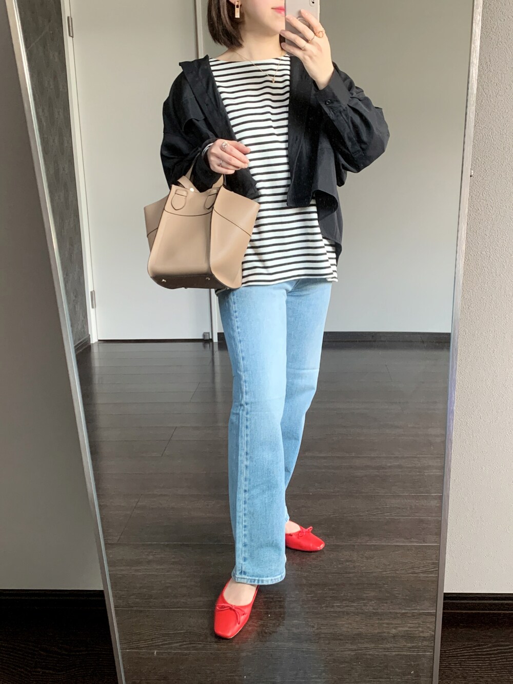 「春服みてみて、休日スタイル、シンプルコーデ、お洒落さんとつながりたい、大人カジュアル、きれいめカジュアル、着回しコーデ、シャツスタイル、ママコーデ、フレアデニム、デニム、ユニクロ、しまむら」｜「しまむらのアイテム（ミリタリージャケット、ブラック系）」を使った、risaさん（レディース・155cm）の春コーディネートの1枚目の写真