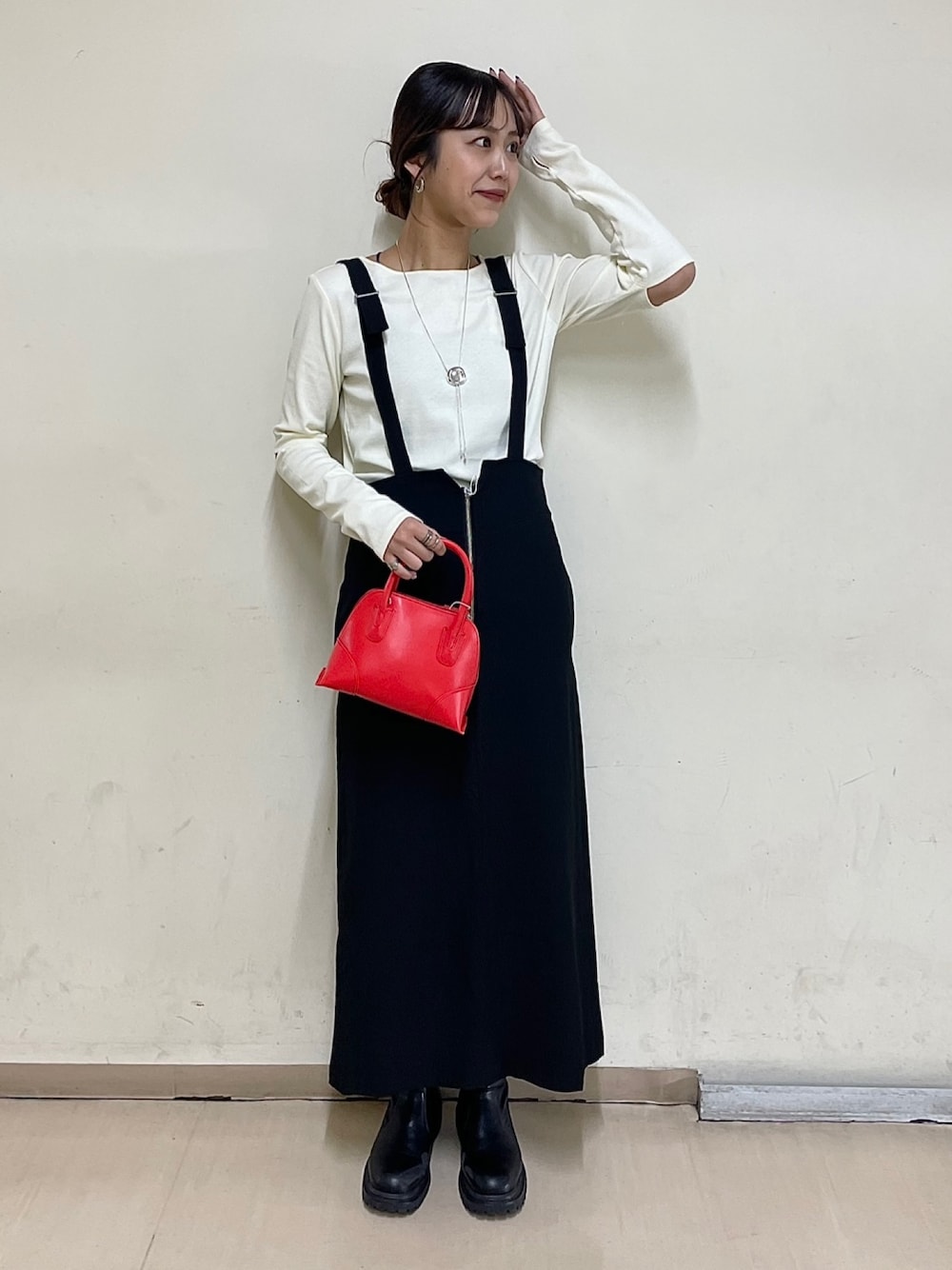「SENSEOFPLACE、SENSE OF PLACE by URBAN RESEAR、URBAN RESEARCH、高身長、高身長女子、高身長コーデ、イエベ、骨格ウェーブ、春コーデ、ワンピース」｜「SENSE OF PLACE by URBAN RESEARCHのエルボースリットコンパクトトップ（Tシャツ/カットソー、レッド系）」を使った、yuiさん（レディース・170cm）の冬コーディネートの1枚目の写真