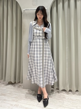 「MERCURYDUO（マーキュリーデュオ）のバイカラートレンチフレアワンピース（ワンピース、グレー系）」を使った、髙橋友美さん（レディース・165cm）の春コーディネート