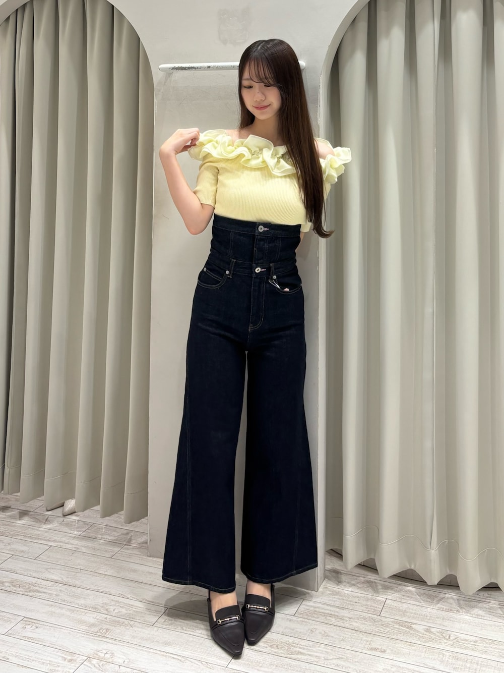 イエロー系のニット/セーター、ブルー系のその他パンツ、ブラウン系のパンプスを着用したレディースの春コーディネートの1枚目の写真
