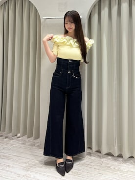 「MERCURYDUO（マーキュリーデュオ）の2WAY異素材ランダムラッフルニット（ニット/セーター、イエロー系）」を使った、髙橋友美さん（レディース・165cm）の春コーディネート