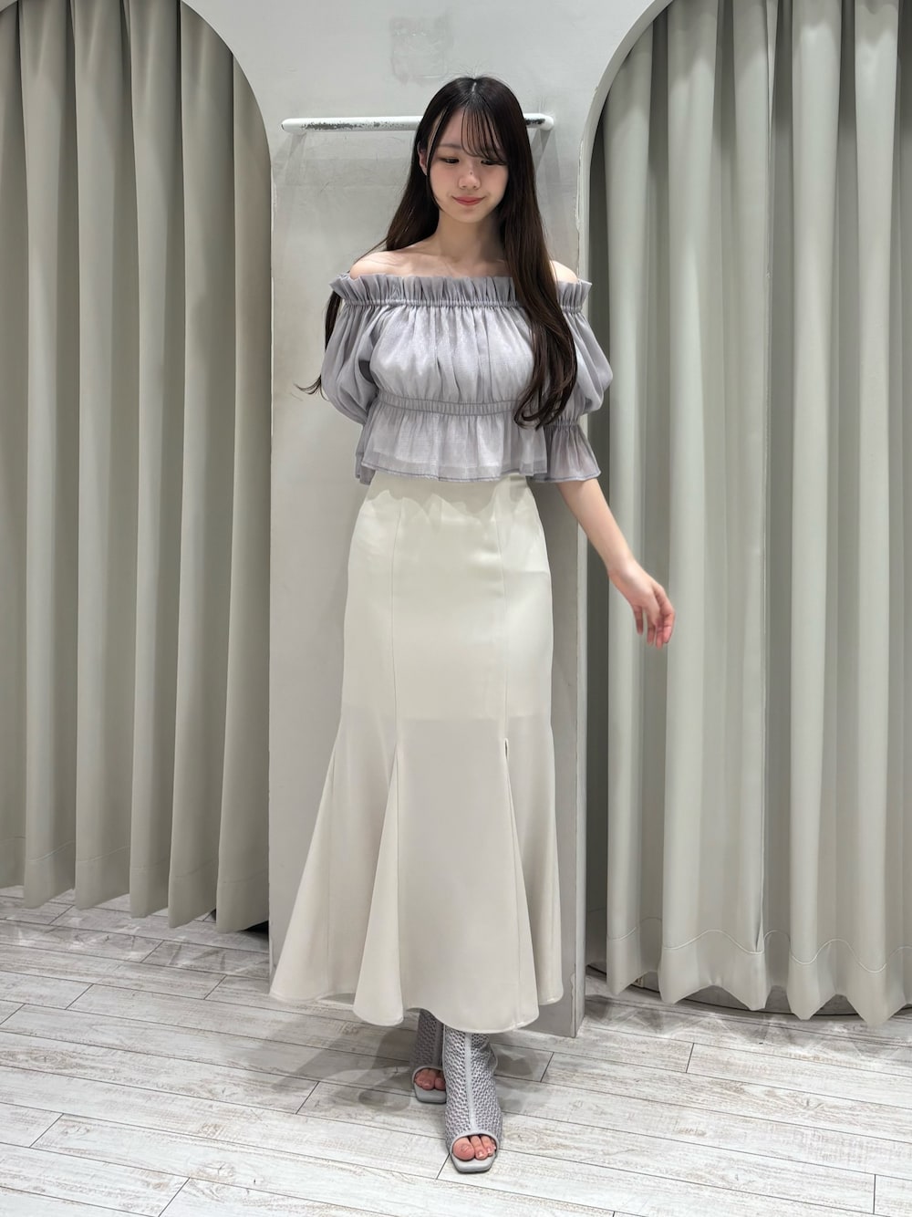 パープル系のシャツ/ブラウス、ホワイト系のスカート、グレー系のブーツを着用したレディースの春コーディネートの1枚目の写真