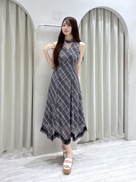 「MERCURYDUO（マーキュリーデュオ）のシアーチェックカッティングワンピース（ワンピース、グレー系）」を使った、Tomomiさん（レディース・165cm）の夏コーディネート