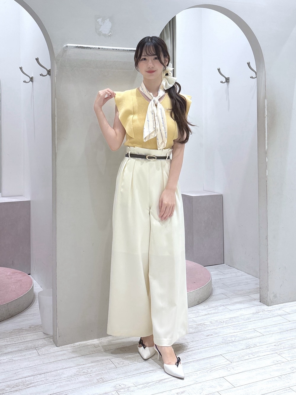 イエロー系のニット/セーター、ホワイト系のその他パンツ、ホワイト系のサンダルを着用したレディースの夏コーディネートの1枚目の写真