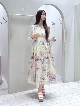 「MERCURYDUO（マーキュリーデュオ）のフラワータックギャザーワンピース（ワンピース、ホワイト系）」を使った、Tomomiさん（レディース・165cm）の夏コーディネート