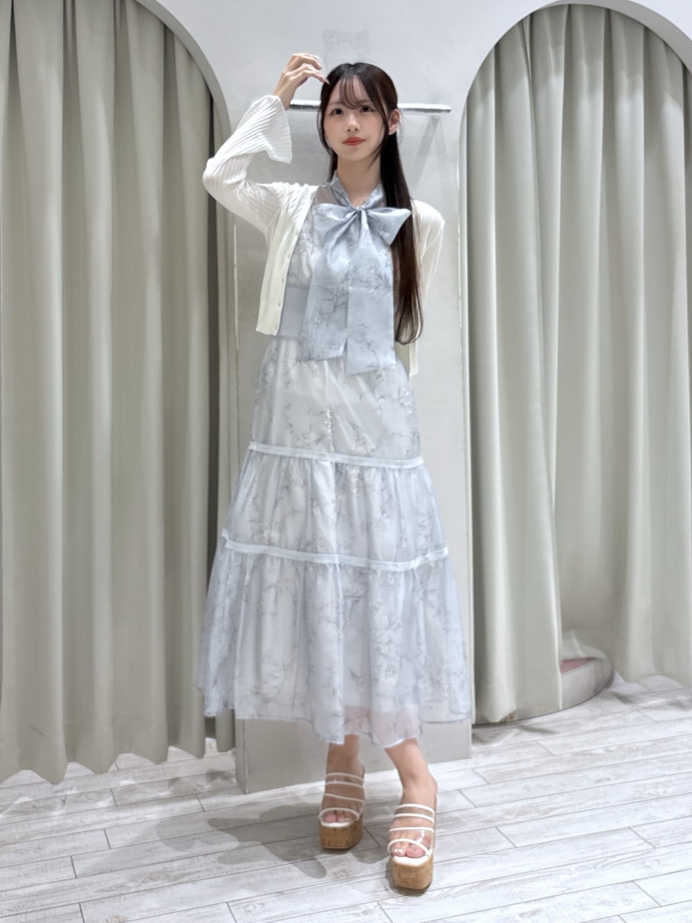その他のサンダル、ホワイト系のカーディガン/ボレロ、ブルー系のワンピースを着用したレディースの夏コーディネートの1枚目の写真
