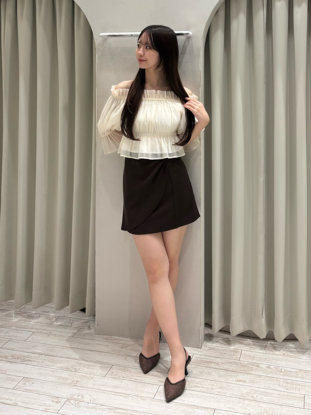 ホワイト系のシャツ/ブラウス、ブラウン系のスカート、ブラウン系のパンプスを着用したレディースの春コーディネートの1枚目の写真