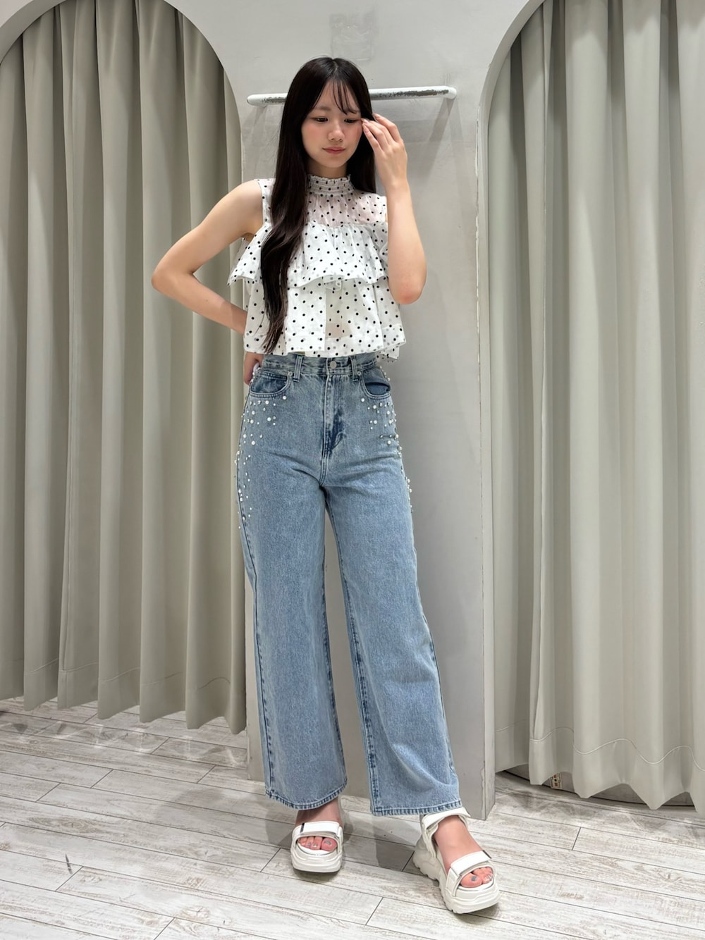 その他のシャツ/ブラウス、ブルー系のデニムパンツ、ホワイト系のサンダルを着用したレディースの夏コーディネートの1枚目の写真