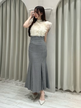 「MERCURYDUO（マーキュリーデュオ）の雑材ポインテッドトゥミュール（パンプス、ホワイト系）」を使った、髙橋友美さん（レディース・165cm）の春コーディネート