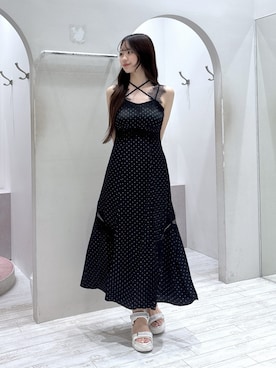 「MERCURYDUO（マーキュリーデュオ）のサテンレース使いキャミワンピース（ワンピース、ブラック系）」を使った、Tomomiさん（レディース・165cm）の夏コーディネート