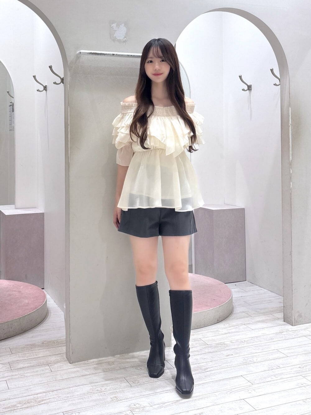 グレー系のその他パンツ、ホワイト系のシャツ/ブラウス、ブラック系のブーツを着用したレディースの夏コーディネートの1枚目の写真