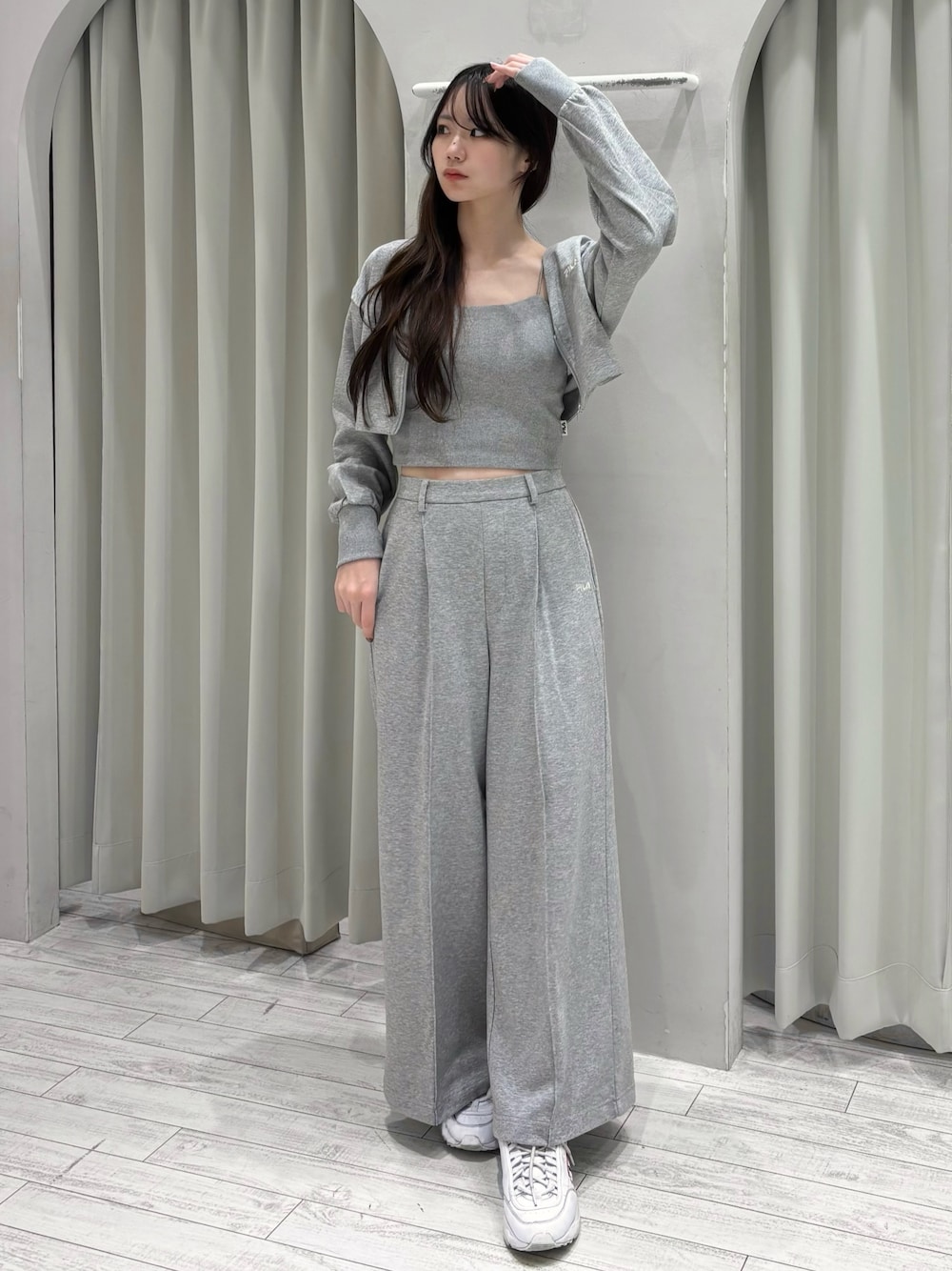 グレー系のTシャツ/カットソー、グレー系のその他パンツを着用したレディースの冬コーディネートの1枚目の写真