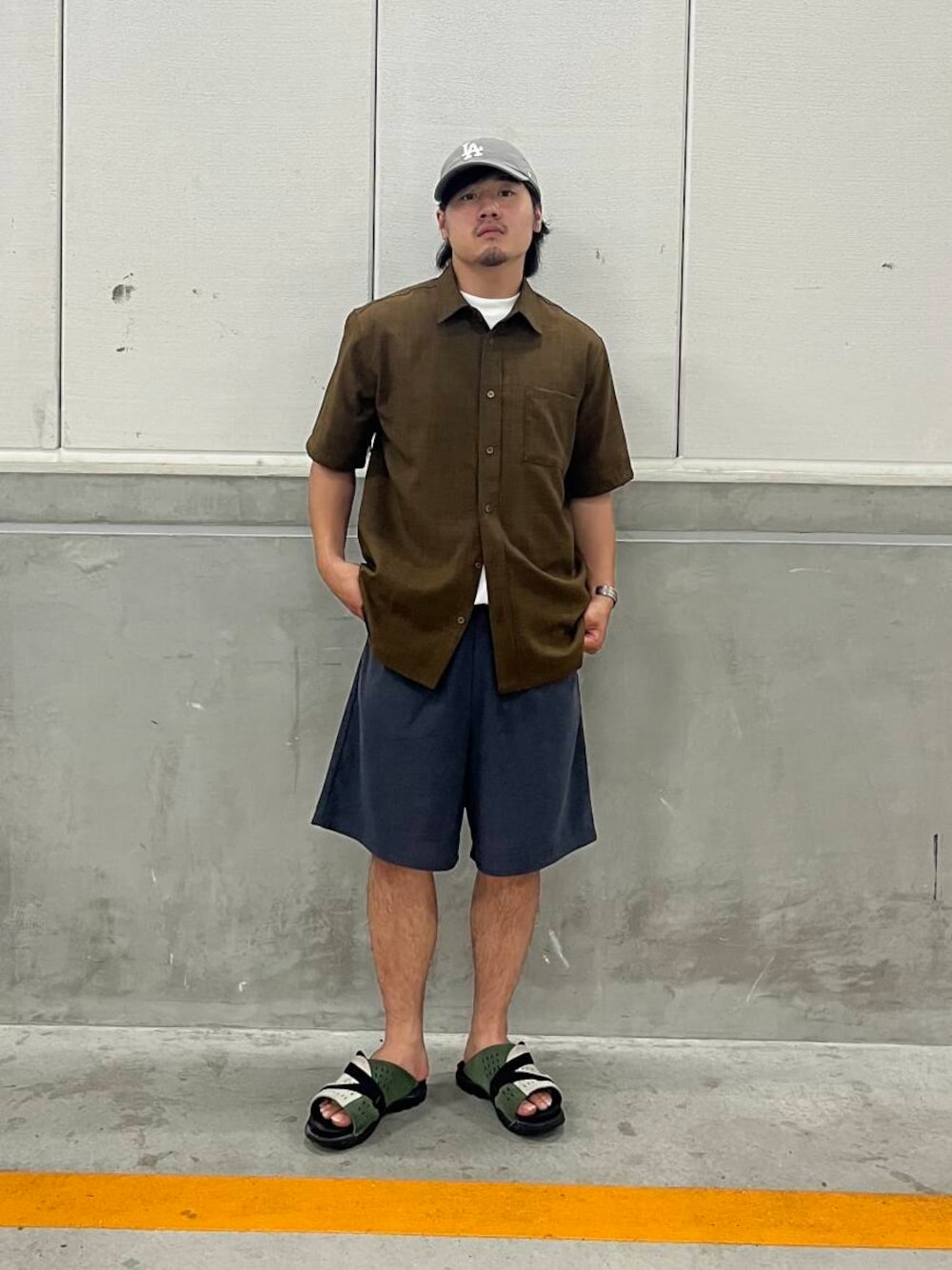 「シンプル、シャツ、カジュアル、コーデュロイ、シンプルコーデ、夏コーデ、接触冷感、半袖、機能性、旅行コーデ、リネンタッチ、サマーショーツ」｜「ITEMS URBANRESEARCHの『イージーケア/速乾/UVカット』『セットアップ対応』クイックドライリネンタッチ半袖シャツ（シャツ/ブラウス、ブラウン系）」を使った、ryuichiro0506さん（メンズ・168cm）の夏コーディネートの1枚目の写真