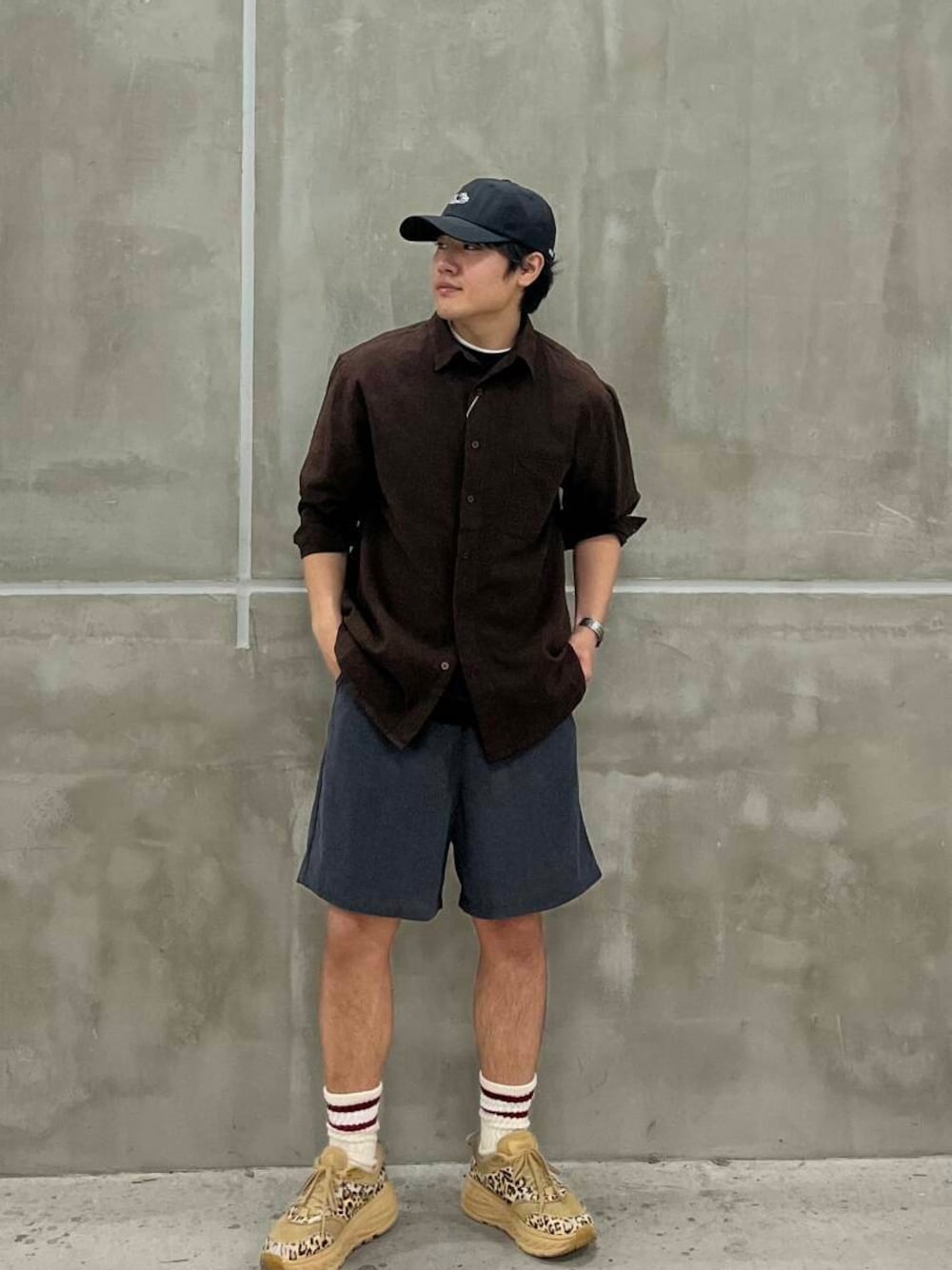「シャツ、アーバンリサーチ、コーデュロイ、シンプルコーデ、キャップ、天然素材、夏コーデ、ショーツ、休日スタイル、ゆったり、コットンリネン、旅行コーデ、fruitoftheloom、トレンドシャツ」｜「URBAN RESEARCH DOORSの『別注』FRUIT OF THE LOOM×DOORS　刺繍キャップ（キャップ、ブラック系）」を使った、ryuichiro0506さん（メンズ・168cm）の春コーディネートの1枚目の写真