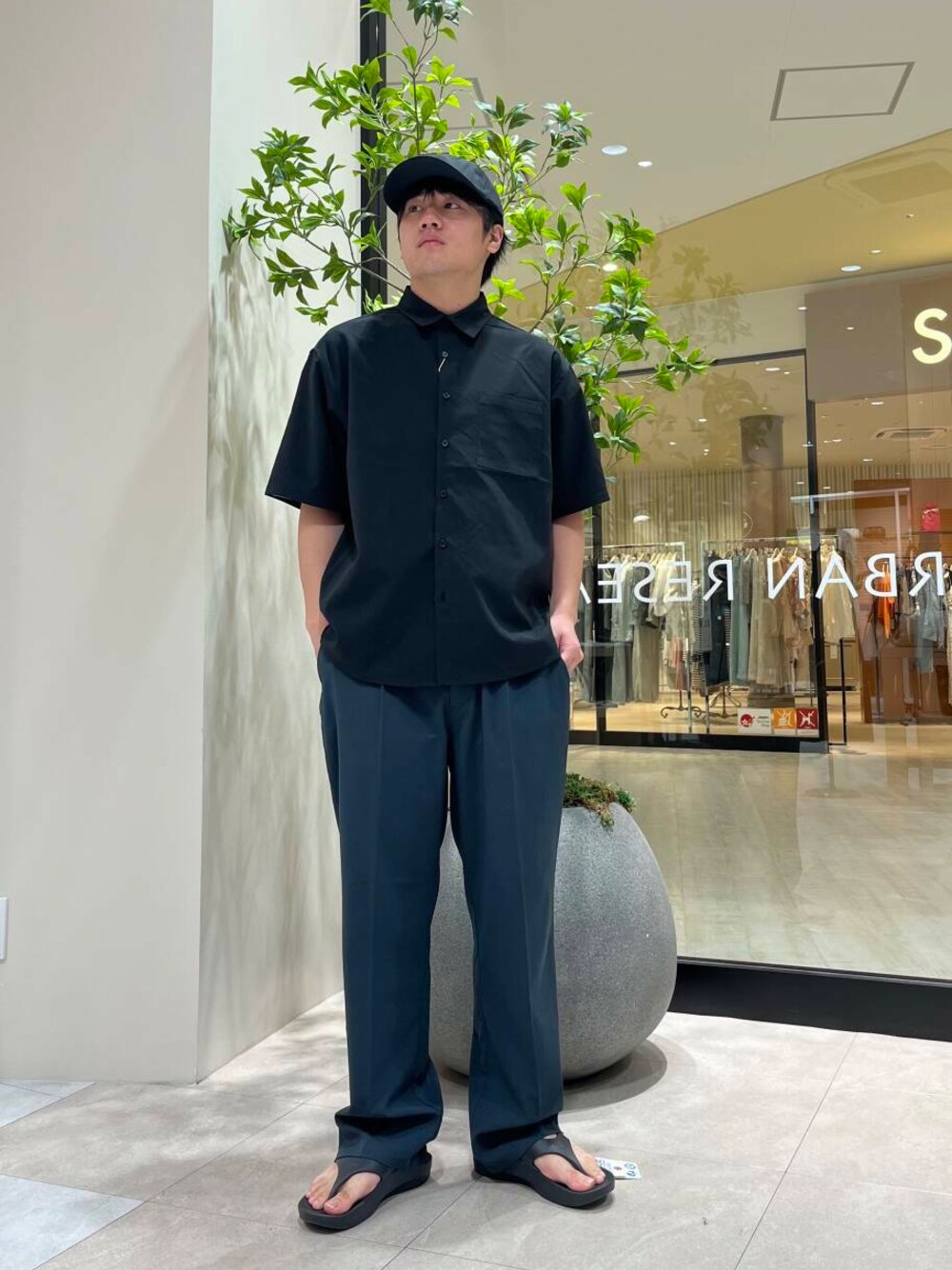「アーバンリサーチ、カジュアル、キレイめ、シンプルコーデ、サンダル、キャップ、夏コーデ、休日スタイル、fruitoftheloom、トレンドシャツ」｜「URBAN RESEARCH DOORSの『別注』FRUIT OF THE LOOM×DOORS　刺繍キャップ（キャップ、ブラック系）」を使った、ryuichiro0506さん（メンズ・168cm）の春コーディネートの1枚目の写真