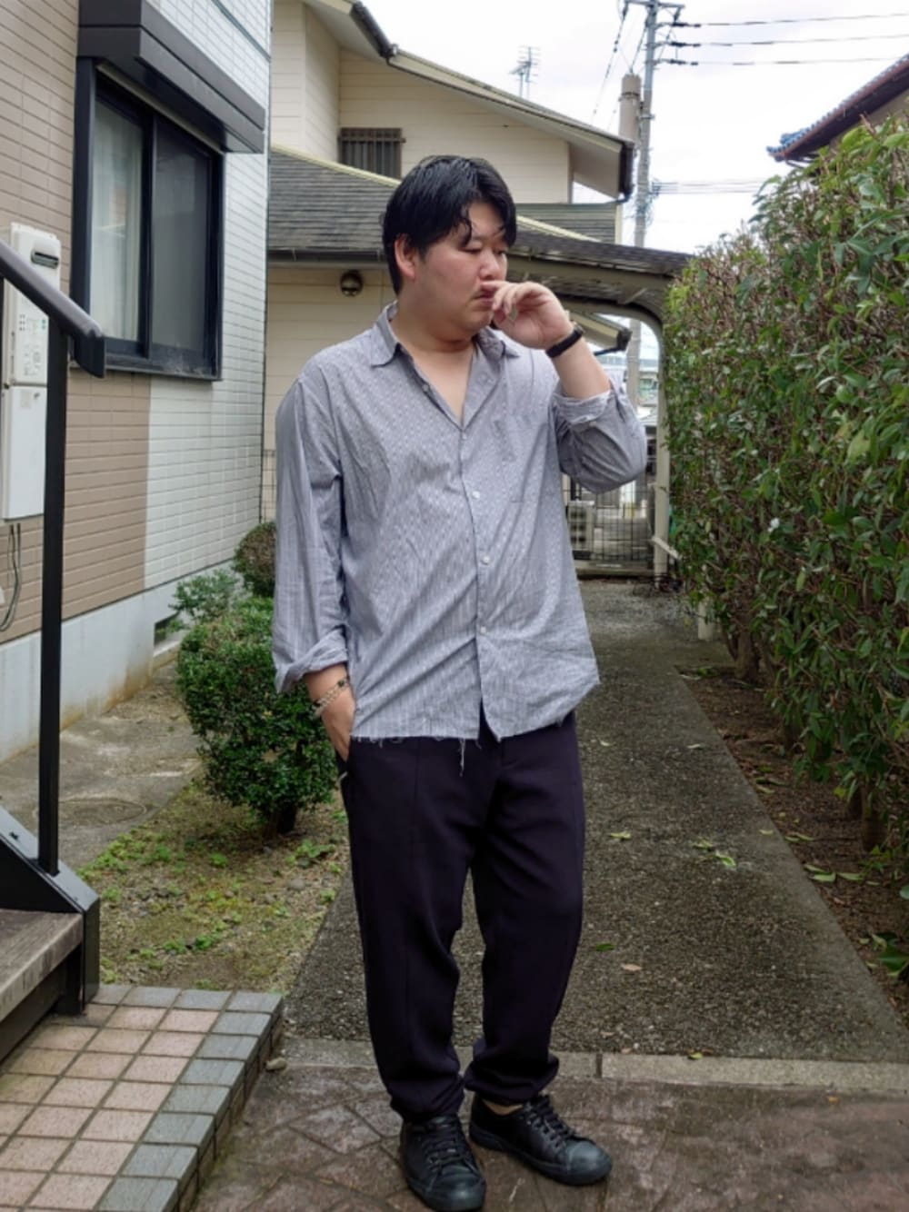 ブルー系のシャツ/ブラウス、ブルー系のスラックス、ブラック系のスニーカーを着用したメンズの夏コーディネートの1枚目の写真