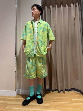 「EKAL（エカル）の『撥水/UVカット/UR TECH』ナイロンタッサーショートスリーブシャツ（Shirts、グリーン系）」を使った、Wataruさん（メンズ・180cm）の夏コーディネート