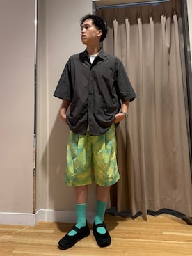 「EKAL（エカル）の『撥水/UVカット/UR TECH』ナイロンタッサーショートスリーブシャツ（Shirts、グレー系）」を使った、Wataruさん（メンズ・180cm）の夏コーディネート